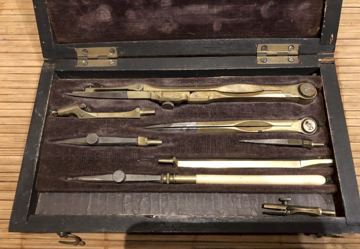 boîte  ancienne de   matériel compas dessin 