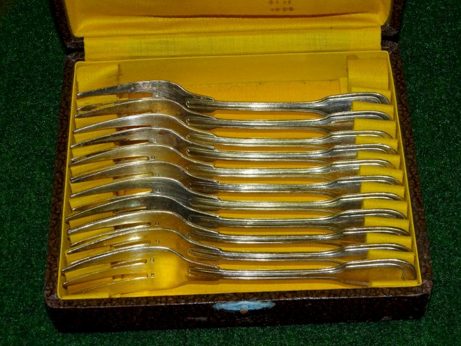 - COFFRET AVEC 11 FOURCHETTES A DESSERT METAL Argenté ART de la TABLE     D