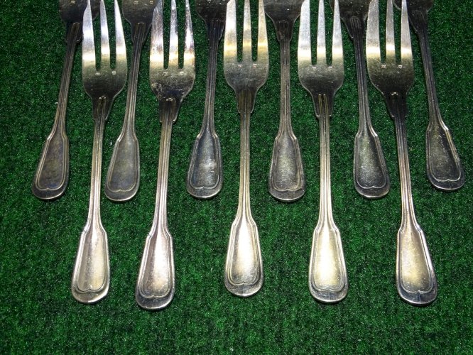 - COFFRET AVEC 11 FOURCHETTES A DESSERT METAL Argenté ART de la TABLE     D