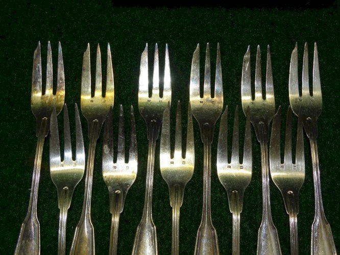 - COFFRET AVEC 11 FOURCHETTES A DESSERT METAL Argenté ART de la TABLE     D