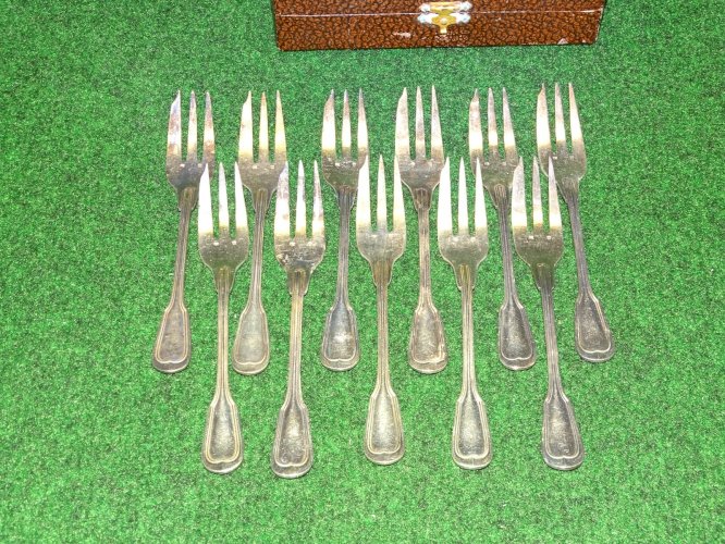 - COFFRET AVEC 11 FOURCHETTES A DESSERT METAL Argenté ART de la TABLE     D