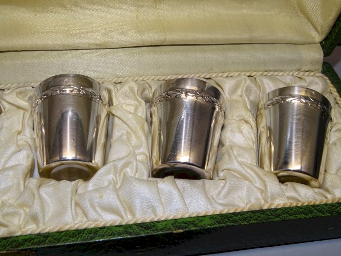 -COFFRET avec 6 GOBELETS SHOOTERS METAL ARGENTE Poinçon Orfèvre P.F. VITRINE  D