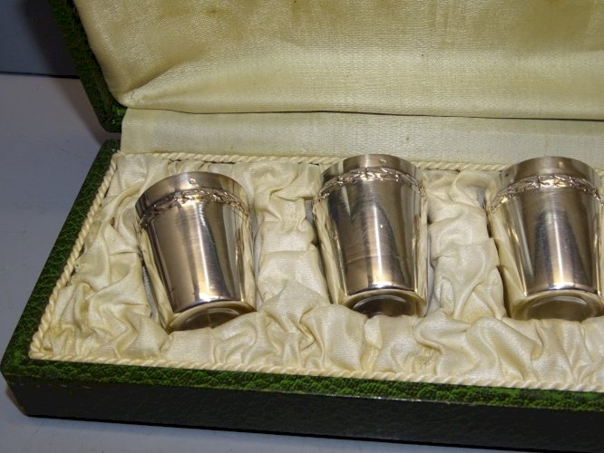 -COFFRET avec 6 GOBELETS SHOOTERS METAL ARGENTE Poinçon Orfèvre P.F. VITRINE  D