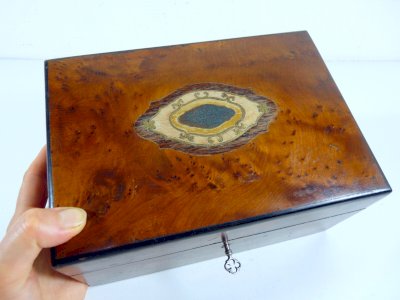 Coffret bijoux loupe d'orme marqueterie boule Napoléon III capitonné satin clé