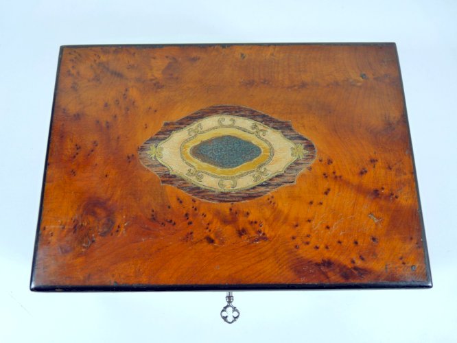 Coffret bijoux loupe d'orme marqueterie boule Napoléon III capitonné satin clé