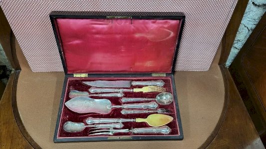 COFFRET D'ARGENTERIE EN ARGENT MASSIF ET FOURRE POINCON MINERVE DE 488 GRAMMES