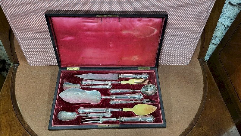 COFFRET D'ARGENTERIE EN ARGENT MASSIF ET FOURRE POINCON MINERVE DE 488 GRAMMES