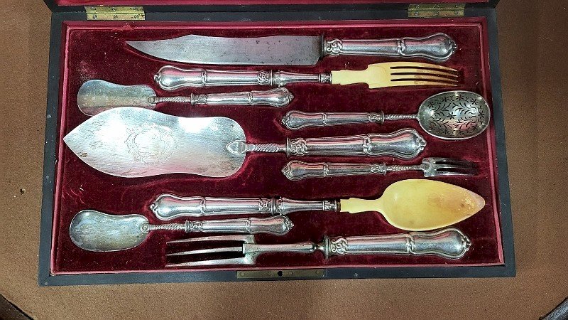 COFFRET D'ARGENTERIE EN ARGENT MASSIF ET FOURRE POINCON MINERVE DE 488 GRAMMES