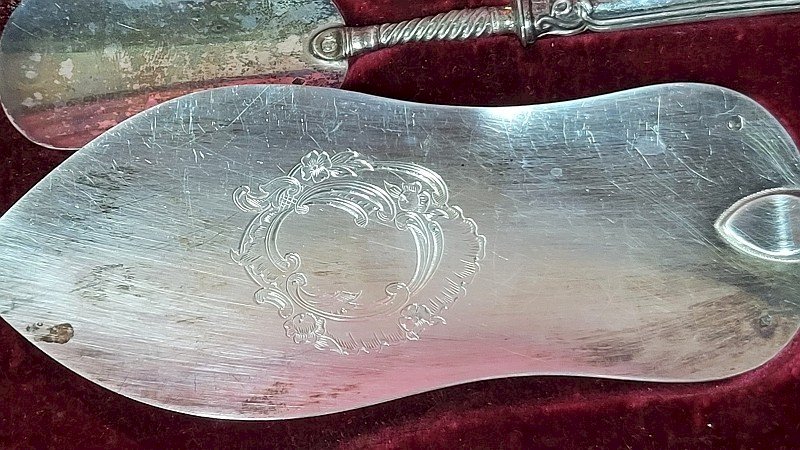 COFFRET D'ARGENTERIE EN ARGENT MASSIF ET FOURRE POINCON MINERVE DE 488 GRAMMES