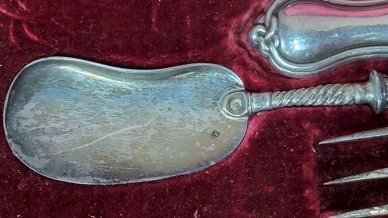 COFFRET D'ARGENTERIE EN ARGENT MASSIF ET FOURRE POINCON MINERVE DE 488 GRAMMES