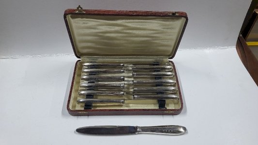 COFFRET DE 12 COUEATUX DE TABLE EN METAL ARGENTE LAME INOX