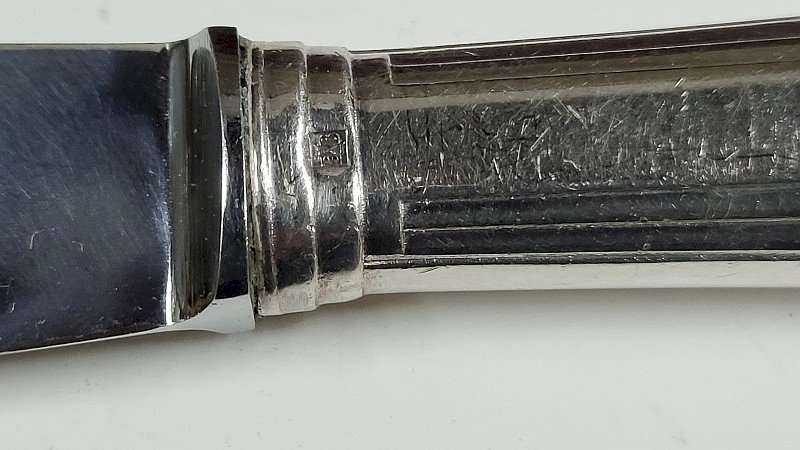 COFFRET DE 12 COUEATUX DE TABLE EN METAL ARGENTE LAME INOX