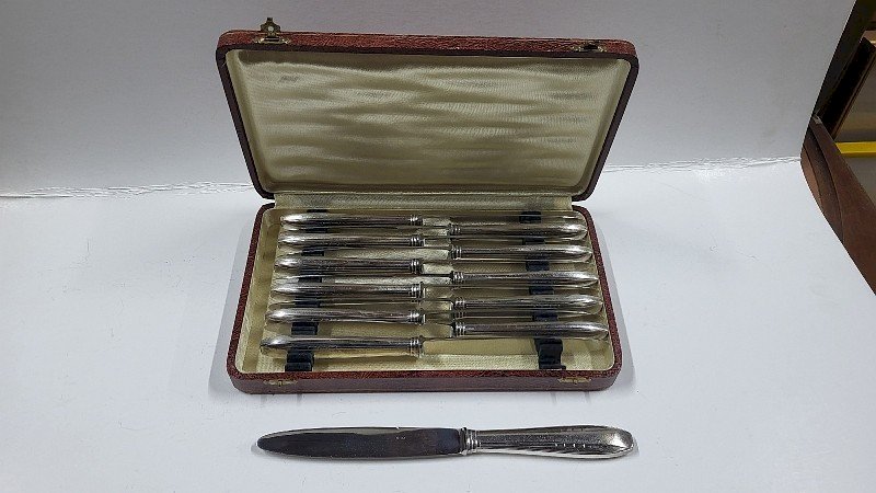 COFFRET DE 12 COUEATUX DE TABLE EN METAL ARGENTE LAME INOX