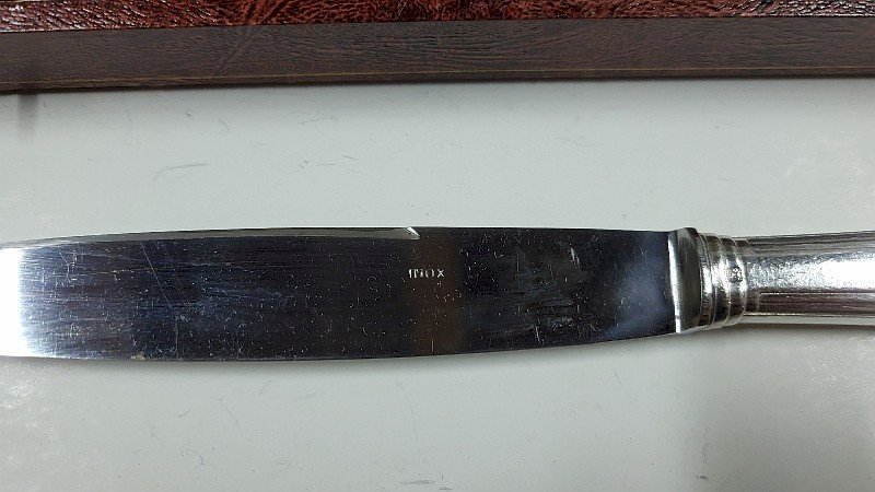 COFFRET DE 12 COUEATUX DE TABLE EN METAL ARGENTE LAME INOX