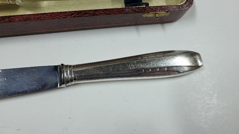 COFFRET DE 12 COUEATUX DE TABLE EN METAL ARGENTE LAME INOX