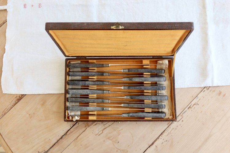 Coffret de 12 couteaux anciens G. Sirot - Manches résine effet corne