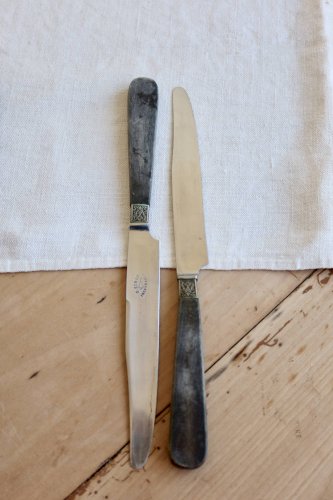 Coffret de 12 couteaux anciens G. Sirot - Manches résine effet corne