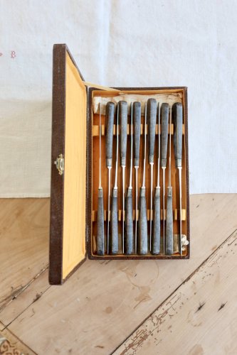 Coffret de 12 couteaux anciens G. Sirot - Manches résine effet corne