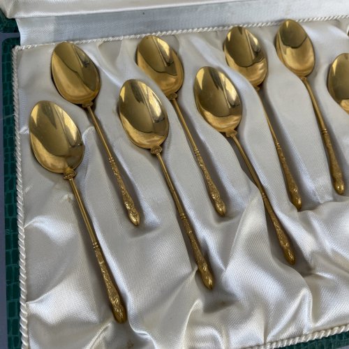 Coffret de 12 petites cuillères doré manche sabot patte pied de biche chevreuil