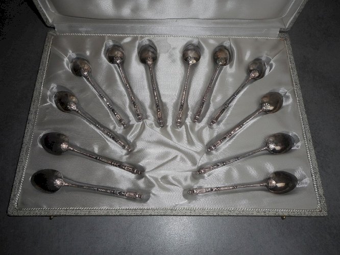 COFFRET DE 12 PETITES CUILLERES EN METAL ARGENTE