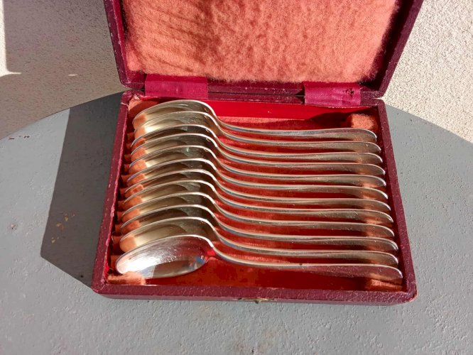 Coffret de 12 petites cuillères en métal argenté