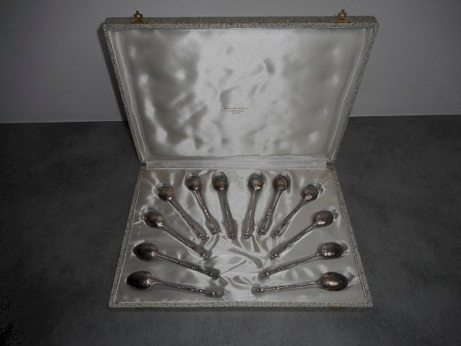COFFRET DE 12 PETITES CUILLERES EN METAL ARGENTE