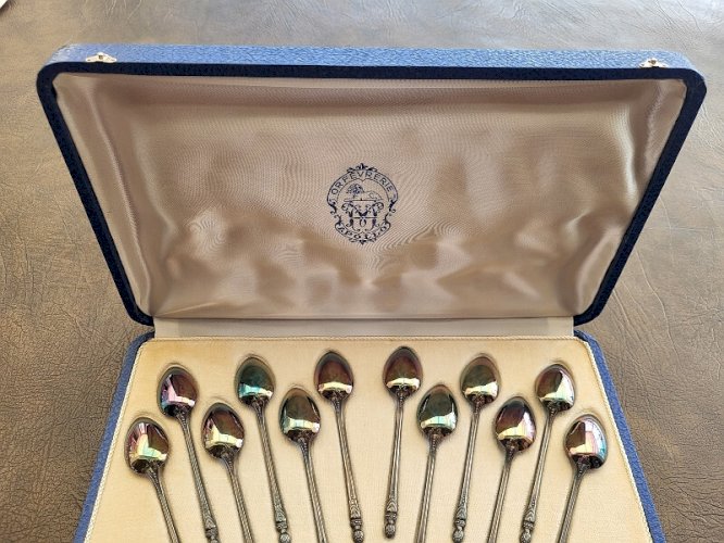 COFFRET DE 12 PETITES CUILLERES NEUVES EN METAL ARGENTE