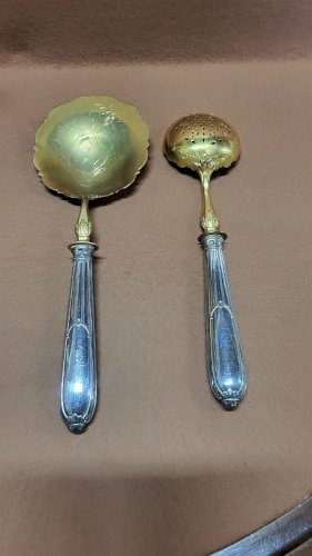 COFFRET DE 2 COUVERTS DE SERVICE EN ARGENT FOURRE POINCON MINERVE DE 167,56 g