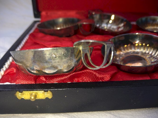 coffret de 6 petits tastevin ancien en métal argenté, tastevin à Cognac ou autres