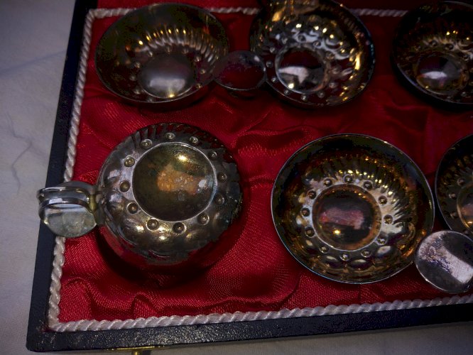 coffret de 6 petits tastevin ancien en métal argenté, tastevin à Cognac ou autres