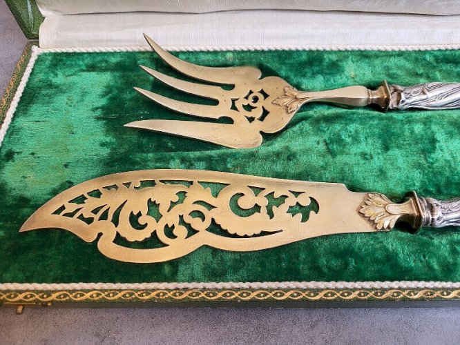 COFFRET DE COUVERTS DE SERVICE FOURCHETTES ET COUTEAUX EN ARGENT FOURRE