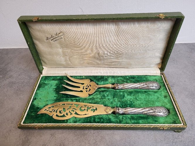 COFFRET DE COUVERTS DE SERVICE FOURCHETTES ET COUTEAUX EN ARGENT FOURRE