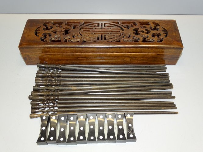-COFFRET EN BOIS COUVERCLE Ajouré avec 20 BAGUETTES & 10 SUPPORTS COLLECTION  D