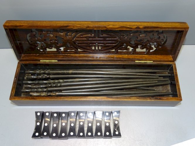 -COFFRET EN BOIS COUVERCLE Ajouré avec 20 BAGUETTES & 10 SUPPORTS COLLECTION  D