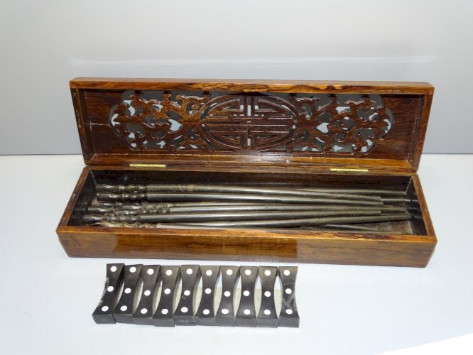 -COFFRET EN BOIS COUVERCLE Ajouré avec 20 BAGUETTES & 10 SUPPORTS COLLECTION  D