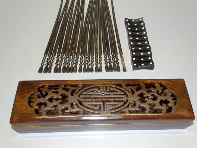-COFFRET EN BOIS COUVERCLE Ajouré avec 20 BAGUETTES & 10 SUPPORTS COLLECTION  D