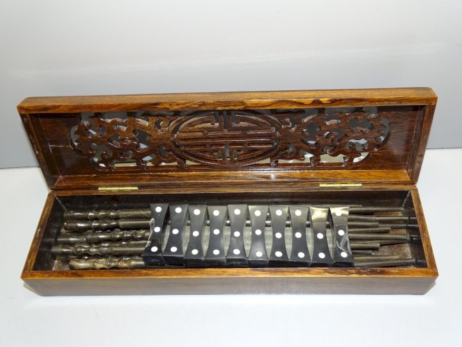 -COFFRET EN BOIS COUVERCLE Ajouré avec 20 BAGUETTES & 10 SUPPORTS COLLECTION  D