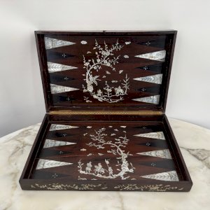 Coffret en bois de fer backgammon XIXe décor de nacre Chine M4051