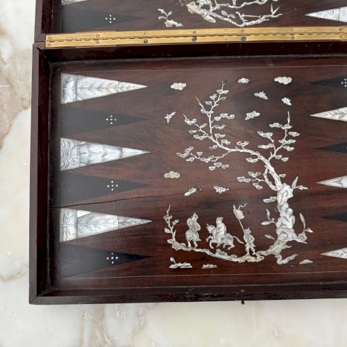 Coffret en bois de fer backgammon XIXe décor de nacre Chine M4051
