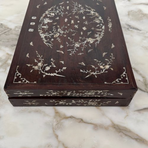 Coffret en bois de fer backgammon XIXe décor de nacre Chine M4051
