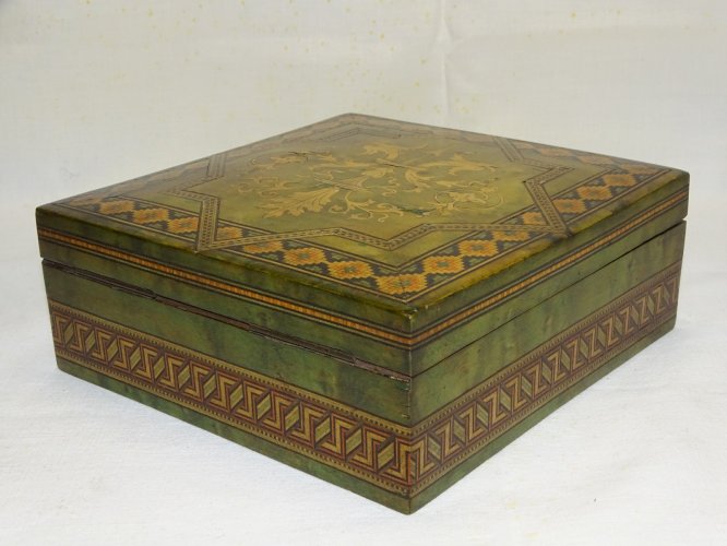-COFFRET EN OLIVIER AVEC MARQUETERIE sur le COUVERCLE & FRISES à la GRECQUE   D
