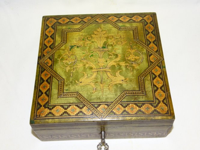 -COFFRET EN OLIVIER AVEC MARQUETERIE sur le COUVERCLE & FRISES à la GRECQUE   D