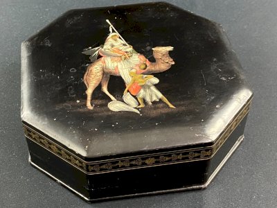 Coffret octogonal décor laqué orientaliste dromadaire sur fond noir Japon 1920