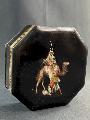 Coffret octogonal décor laqué orientaliste dromadaire sur fond noir Japon 1920