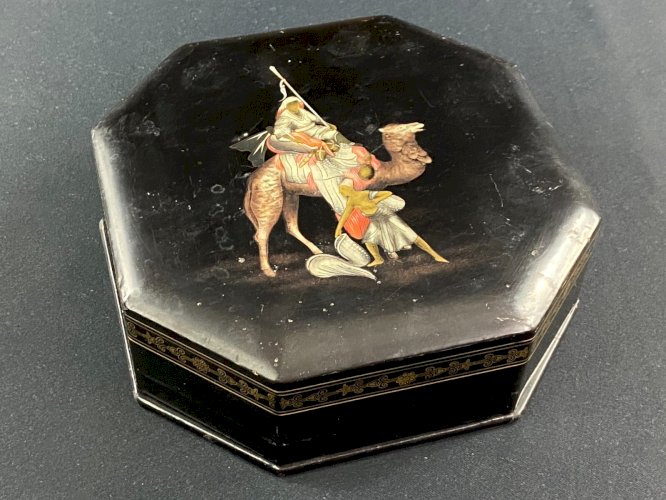 Coffret octogonal décor laqué orientaliste dromadaire sur fond noir Japon 1920