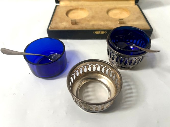 Coffret Sel et Poivre en métal argenté et verre bleuté XX siècle