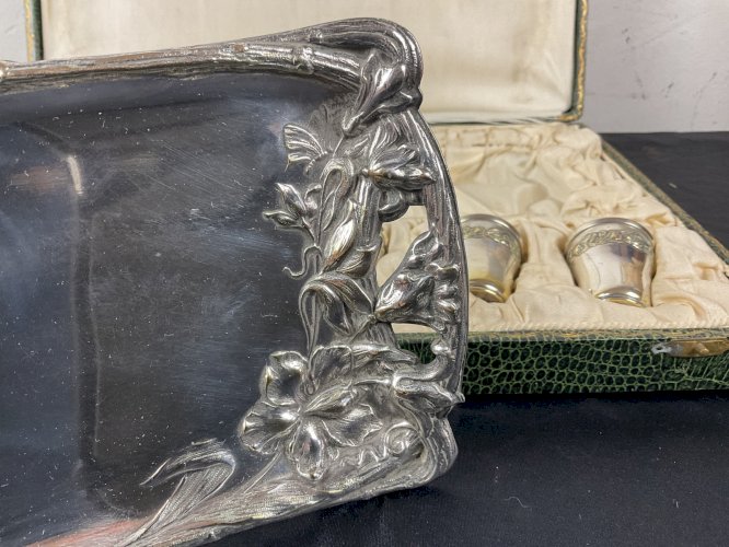 COFFRET SERVICE A LIQUEUR  6 Gobelets , plateau art nouveau metal argenté