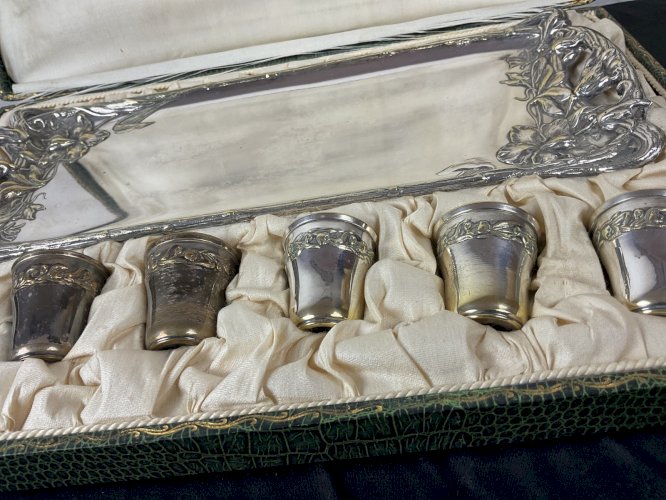 COFFRET SERVICE A LIQUEUR  6 Gobelets , plateau art nouveau metal argenté