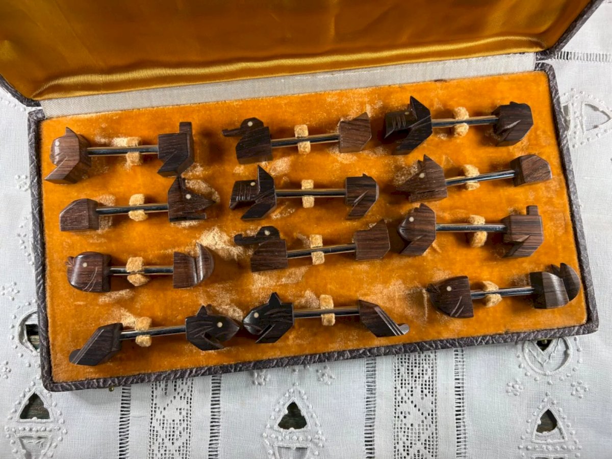 SUPERBE COFFRET DE 6 PORTE COUTEAUX CHATS en METAL ARGENTE EUR 80,00 - FR