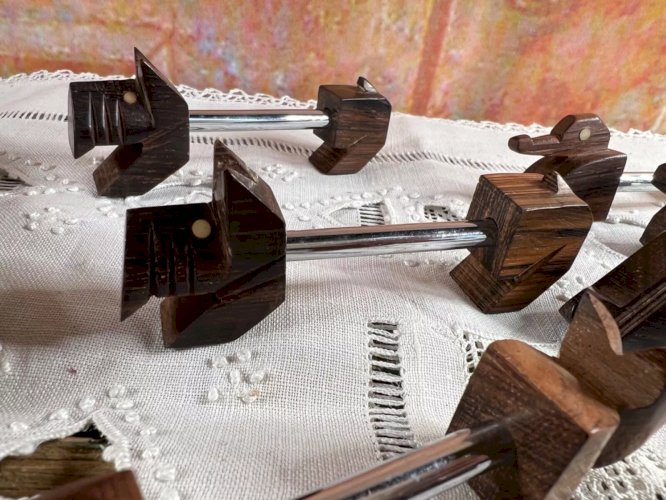 Coffret vintage de 12 porte-couteaux en bois et métal décor animaux chat poisson